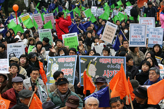 참가자들이 비리 의혹을 받고 있는 대선 후보들을 희화화한 각종 선전물을 들고 참석했다. [사진-통일뉴스 김주영 기자]
