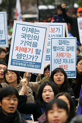 비리 의혹을 받고 있는 후보들을 정면 겨냥한 선전물들. [사진-통일뉴스 김주영 기자]