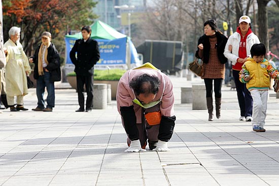 국가보안법폐지를 촉구하며 3보1배 명상을 벌여온 평화사진가 이시우 작가가 3일 오후 서울 여의도 국회 인근에서 무기한 3보1배의 첫걸음을 뗐다.[사진-통일뉴스 김주영 기자]
