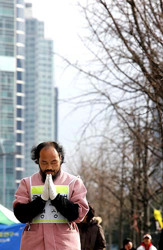 이시우 작가는 3일 국회앞을 출발해 군사분계선을 따라 임진각을 향해 무기한 3보 1배 명상을 진행한다. [사진-통일뉴스 김주영 기자]