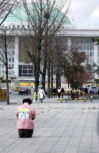 국회 앞을 출발해 국가보안법폐지를 촉구하며 3보 1배 명상을 벌이는 이시우 작가는 파주 임진각을 거쳐 군사분계선을 따라 강원도 고성까지 향하며 그 이후에도 해야할 상황이면 부산까지 향하겠다고 밝혔다. [사진-통일뉴스 김주영 기자]