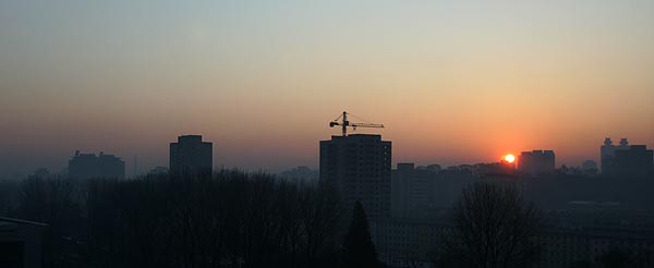 통일뉴스 방북취재 기간인 5일부터 8일까지 오전 시간 일터와 학교로 분주히 오가는 활기찬 평양시민들의 풍경을 사진으로 정리했다. 사진은 오전 7시 50분경, 평양의 아침 해가 밝아오는 모습을 방북취재단의 숙소인 보통강 호텔에서 촬영한 모습.[사진-통일뉴스 김주영 기자]