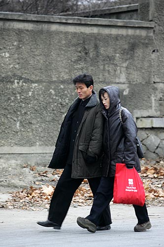 오전 8시 30분경, 쌀쌀한 날씨에 손을 나란히 잡은 부부가 일터로 향하고 있다.[사진-통일뉴스 김주영 기자]