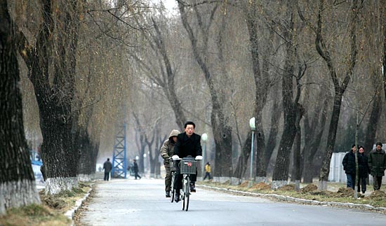 평양 보통강변을 따라 자전거를 타고 출근길을 나서는 평양시민들의 모습.[사진-통일뉴스 김주영 기자]