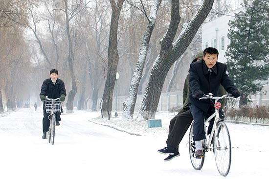 동무와 나란히 자전거를 타고 보통강변을 지나는 평양 학생들. [사진-통일뉴스 김주영 기자]
