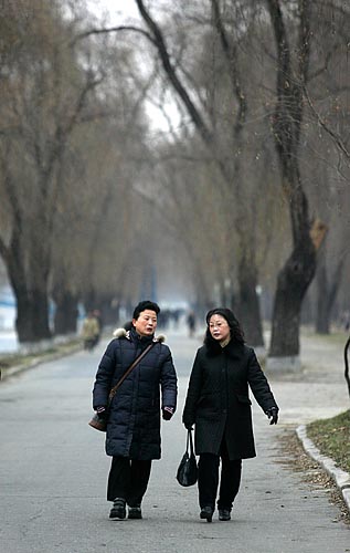 오전 8시 20분경, 보통강변을 따라 산책하듯 출근길을 재촉하는 평양 여성들. [사진-통일뉴스 김주영 기자]