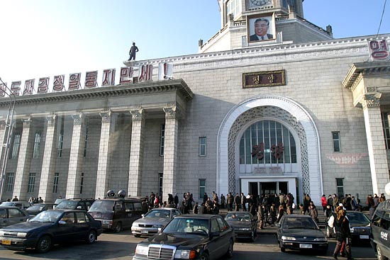 오전시간 평양역 인근에는 각자 일터로 향하는 평양시민들로 북적이는 모습이다.[사진-통일뉴스 김주영 기자]