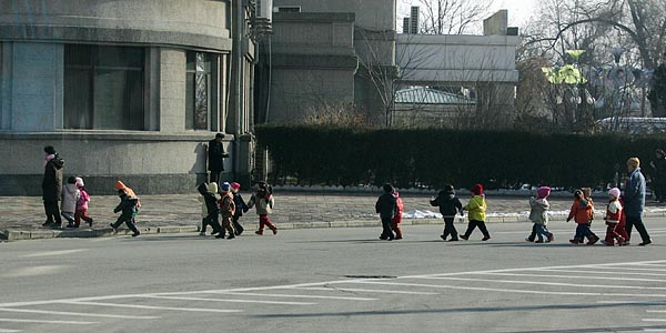 어린이들이 줄지어 유치원을 향하는 모습.[사진-통일뉴스 김주영 기자]