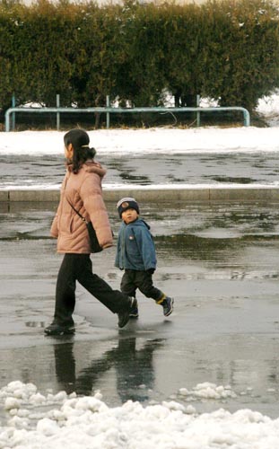 호기심이 많은 듯 평양시내를 두리번 거리는 아이와 함께 발길을 재촉하는 평양시민의 모습도 눈에 띄었다.[사진-통일뉴스 김주영 기자]