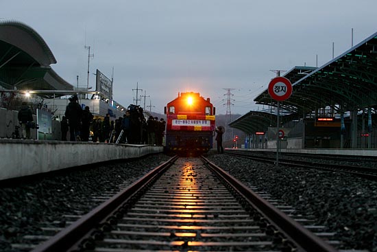 11일 오전 7시 30분경, 앞서 문산역을 출발해 세관,검역 절차를 밟기 위해 잠시 도라산역에 정차한 문산-봉동 간 남북 경의선 화물열차가 북으로 향할 준비를 하고 있다.[사진-통일뉴스 김주영 기자]