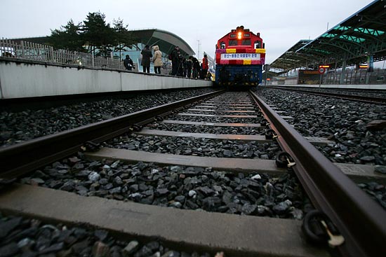 문산-봉동(판문)간 화물열차는 경의선 철길을 따라 하루 한번씩 매일 오전 9시에 남측 도라산역을 출발한해 판문역까지 정기운행한다.[사진-통일뉴스 김주영 기자]