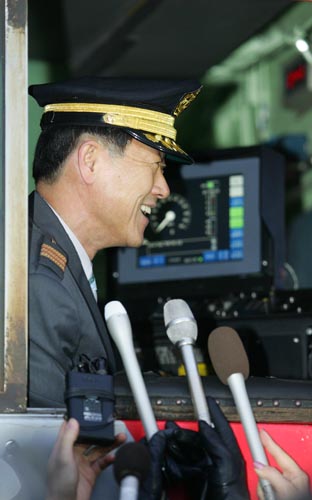 개성-봉동 간 첫 화물열차 운행을 맡은 신장철 기관사가 취재진들의 질문을 받고 있다. [사진-통일뉴스 김주영 기자]