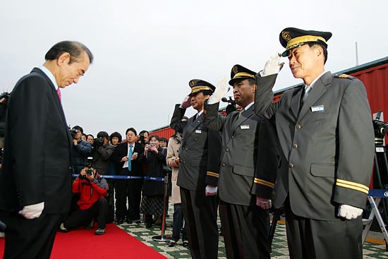 신장철 기관사를 비롯한 승무원들이 출발에 앞서 한국철도공사 이철 사장에게 승무신고를 하고 있다. [사진-통일뉴스 김주영 기자]