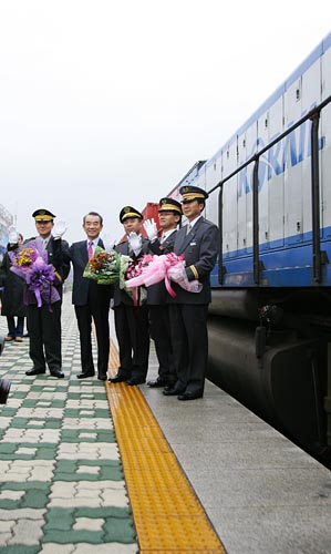 첫 운행에 나설 화물열차 앞에 나란히 선 기관사들과 이철 사장.[사진-통일뉴스 김주영 기자]