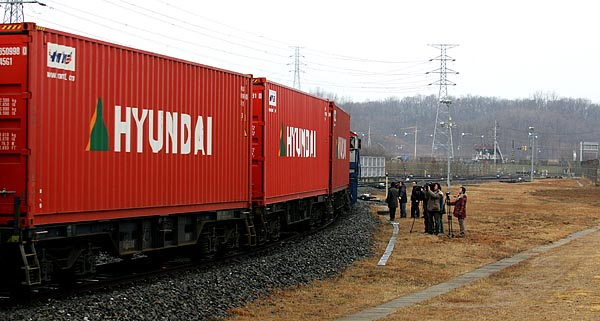 일부 취재진이 군사분계선을으로 향하는 경의선 화물열차를 따라 이동하며 취재경쟁을 벌이기도 했다. [사진-통일뉴스 김주영 기자]