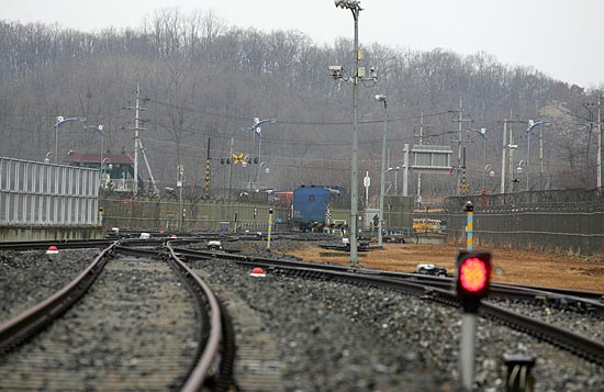 긴 절책을 따라 판문역으로 향하는 남북 경의선 화물열차. [사진-통일뉴스 김주영 기자]