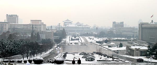 통일뉴스 방북취재 둘째날인 6일 평양에 많은 눈이 내렸다. 눈 내린 평양 시내의 모습을 사진으로 정리했다. 사진은 평양 시내의 모습으로 멀리 인민대학습당과 김일성광장 등이 보인다. [사진-통일뉴스 김주영 기자]