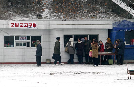 남과 북 겨울철 최고의 간식거리 군밤 군고구마를 사려는 평양시민들이 (정식)매대 앞에 줄지어 있다.[사진-통일뉴스 김주영 기자]