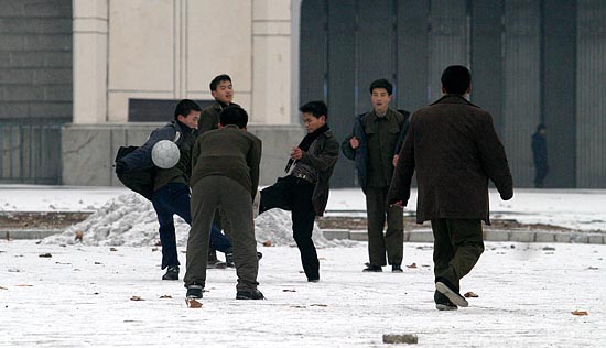 점심시간 축구에 한창인 아이들. [사진-통일뉴스 김주영 기자]
