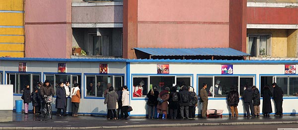 '즉석료리'와 '지짐료리', 즉석 차 등 다양한 음식을 파는 (정식)매대 주위로 물건을 구입하려는 평양시민들이 북적이고 있다.[사진-통일뉴스 김주영 기자]