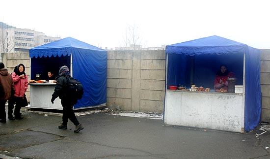 다양한 간식거리를 파는 간이 매대의 모습. 정식 매대들이 들어서면서 평양 시내에서 간이 매대는 거의 찾아볼 수 없다. [사진-통일뉴스 김주영 기자]