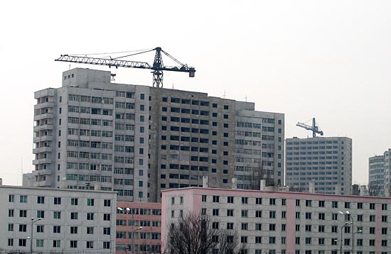 살림집(아파트)뒤로 신축 중인 건물들의 모습도 보인다. [사진-통일뉴스 김주영 기자]