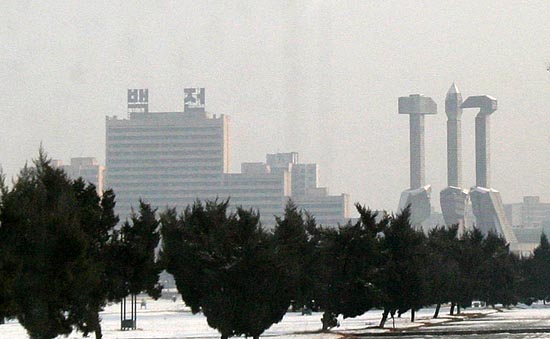 평양 시내 청년거리에는 낫(농민)과 붓(근로인텔리), 망치(노동자)로 상징화된 조선로동당 마크가 보인다. [사진-통일뉴스 김주영 기자]