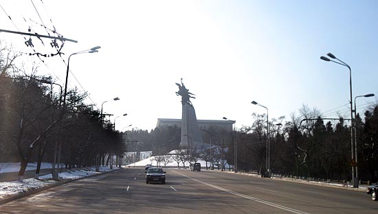 평양시내에 들어서먼 천리마 동상이 눈에 띈다. [사진-통일뉴스 김주영 기자]
