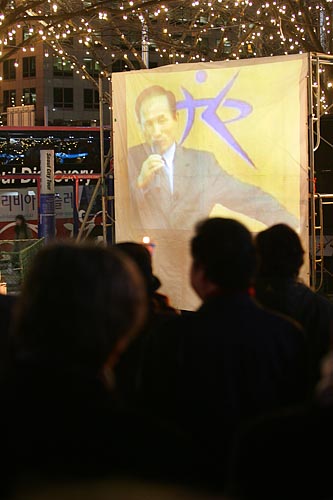 이날 촛불문화제에서는 '이명박 동영상'이 상영돼 시민들의 발길을 붙잡았다. [사진-통일뉴스 김주영 기자]