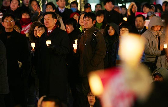 이날 촛불문화제는 대선을 앞두고 터진 이른바 '이명박 동영상'의 파장으로 일반시민들의 참여도 두드러졌다. [사진-통일뉴스 김주영 기자]