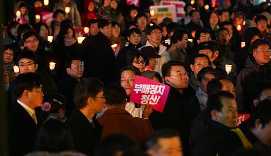 퇴근길 촛불문화제로 발길을 돌린 시민들. [사진-통일뉴스 김주영 기자]