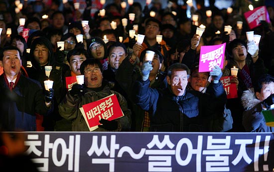 분노한 시민들이 이명박 후보의 사퇴를 요구하며 구호를 외치고 있다. [사진-통일뉴스 김주영 기자]
