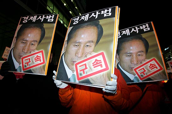 이명박 후보의 사퇴를 촉구하는 선전물. [사진-통일뉴스 김주영 기자]