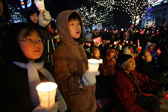 촛불문화제에 참석한 어린이들의 표정도 진지하다. [사진-통일뉴스 김주영 기자]