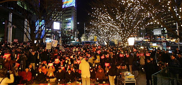 이날 촛불문화제에는 각계 시민단체 소속 회원들과 시민들 700여명이 참석해 동화면세점 앞을 가득 메웠다. [사진-통일뉴스 김주영 기자]