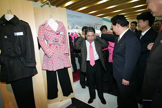 21일 개성공단에 위치한 남북경제협의사무소 새 청사의 준공식이 열린 가운데 남측 이재정 통일부 장관이 북측 권호웅 내각참사와 새 청사 1층에 마련된 개성공단 생산제품 전시관을 둘러보고 있다.[사진-인터넷사진공동취재단 김주영 기자]