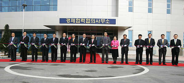 21일 오전 남북경제협의사무소 새 청사 준공식이 열린 가운데 이재정 장관과 권호웅 내각참사를 비롯한 남북 내빈들이 테이프 커팅식을 하고 있다. [사진-인터넷사진공동취재단 김주영 기자]