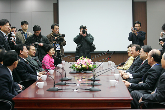 남북경협사무소에 들어선 남측 이재정 장관과 북측 권호웅 내각참사가 환담을 나누고 있다. [사진-인터넷사진공동취재단 김주영 기자]