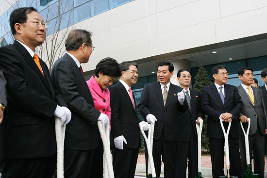 남북경협사무소 기념식수에 앞서 대화를 나누는 이재정 장관과 권호웅 내각 책임참사(가운데). [사진-인터넷사진공동취재단 김주영 기자]