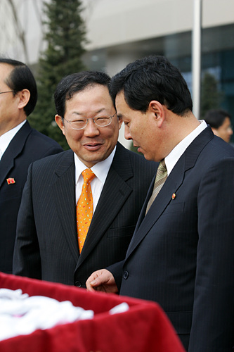 북측 권호웅 내각참사와와 이날 준공식에 참석한 박병원 우리금융 회장이 대화를 나누고 있다.개성공단 안에는 우리은행이 입점해 있다. [사진-인터넷사진공동취재단 김주영 기자]