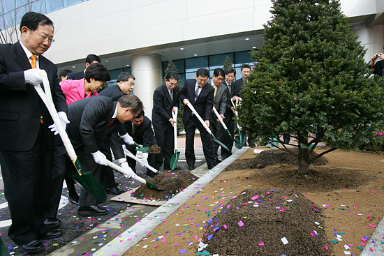 남북경협사무소 기념식수를 진행하는 남북 내빈들. [사진-인터넷사진공동취재단 김주영 기자]