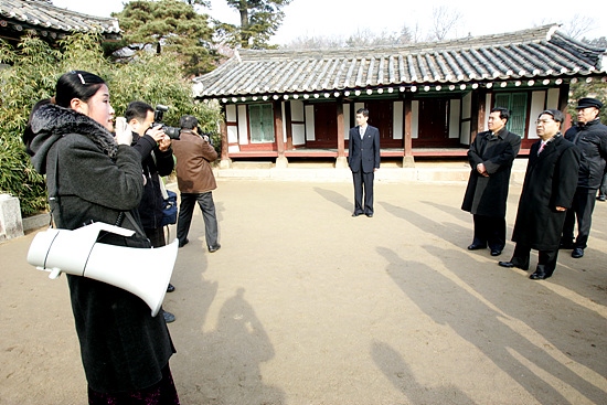 한편, 이재정 장관과 권호웅 내각참사 일행이 준공식을 마치고 개성에 위치한 유적지 참관에 나선 가운데 선조6년에 지어진 포은 정몽주의 옛 집터에 건립된 숭양서원을 둘러보고 있다. 뒤로 보이는 것이 숭양서원의 기숙사 건물.[사진-인터넷사진공동취재단 김주영 기자]