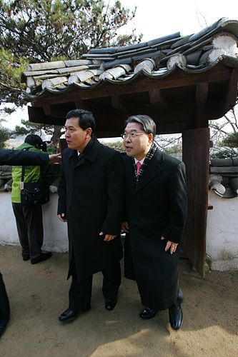 숭양서원 둘러보는 권호웅 북측 내각 책임참사(왼쪽)와 이재정 장관.[사진-인터넷사진공동취재단 김주영 기자]