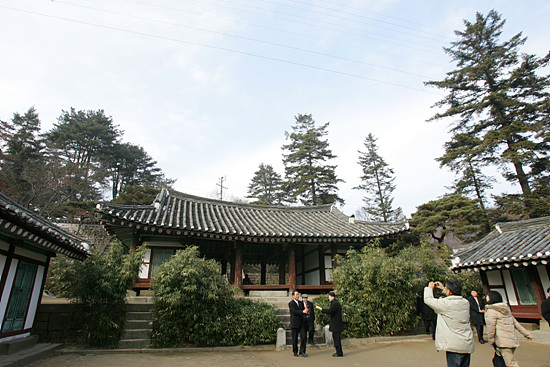 남북 대표단은 이어서 영통사를 참관했다.영통사(현종18년(1027))는 창건된 사찰로 16세기 무렵 화재로 소실됐으나 2002년 북측 조선경제협력위원회와 남측의 대한불교천태종이 함께 복원사업을 벌여 지난 2005년 낙성식을 봉행했다. [사진-인터넷사진공동취재단 김주영 기자]