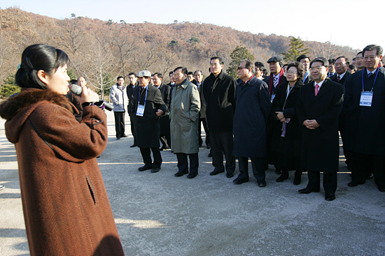 영통사 해설원의 설명을 듣고 있는 이재정 장관 일행.[사진-인터넷사진공동취재단 김주영 기자]