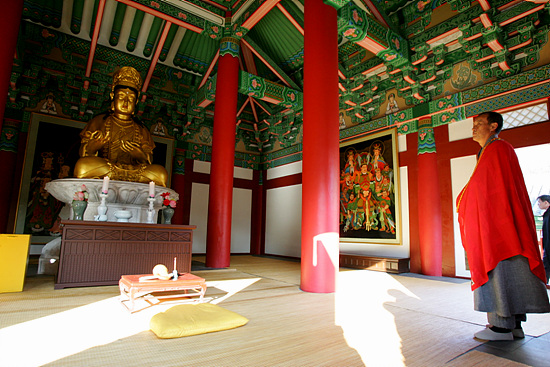 영통사 법당 안의 모습. [사진-인터넷사진공동취재단 김주영 기자]