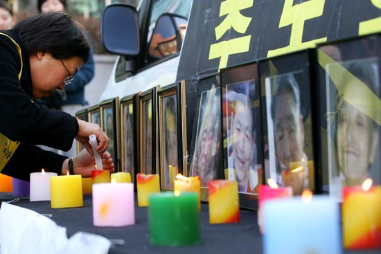 23일 낮 12시 일본대사관 앞에서 올해 마지막 '위안부'피해자 문제해결을 위한 793차 수요집회가 일본의 공식사과를 받지 못하고 돌아가신 피해자 할머니들의 추모제 형식으로 열렸다. [사진-통일뉴스 김주영 기자]