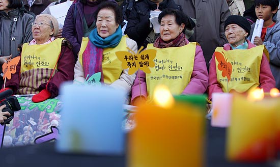 (왼쪽부터)추모공연을 지켜보는 길원옥, 이용수, 이막달, 이순덕 할머니. [사진-통일뉴스 김주영 기자]