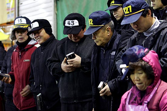 활어경매에 참여한 도소매업자들의 눈이 경매전광판과 가격입력기 사이를 분주히 오가는 가운데 경매결과에 따라 희비가 엇갈리는 모습이다. [사진-통일뉴스 김주영 기자]