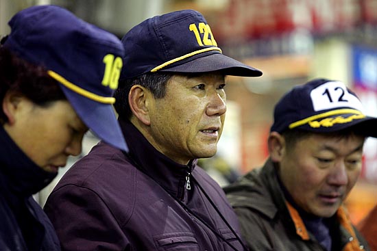 활어경매가 가장 활발한 새벽 5시경, 활어경매에 참여한 도소매업자의 눈길이 전광판으로 쏠리고 있다. [사진-통일뉴스 김주영 기자]